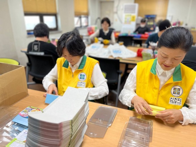 지난 23일 신천지자원봉사단 성남지부가 한 장애인직업재활원을 방문해 작업 보조 봉사를 진행하고 있다. 사진=신천지자원봉사단 성남지부