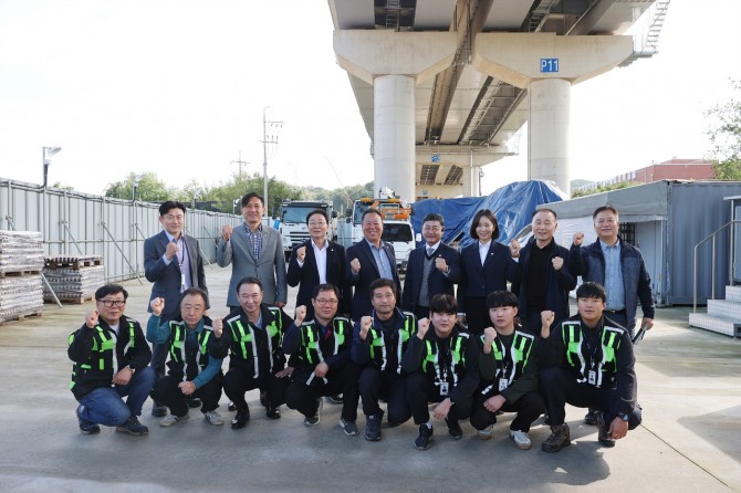 시흥시의회 도시환경위원회가 지난 23일 주요 지역 현안 사업 현장과 겨울철 제설 대비 태세를 점검하고 관계자들과 기념촬영을 하고 있다. 사진=시흥시의회