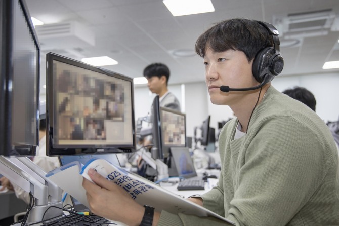 10월 18일 삼성전자 인재개발원(경기도 수원)에서 삼성전자 감독관이 삼성직무적성검사 응시자를 대상으로 예비 소집을 진행하고 있다. 사진=삼성전자