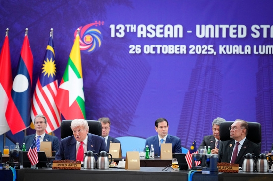 도널드 트럼프 미국 대통령이 26일 말레이시아 쿠알라룸푸르에서 열린 ASEAN-US 정상회의에서 연설하고 있다. 사진=로이터