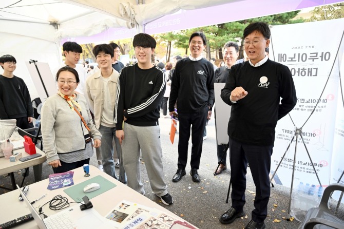 이민근 안산시장(오른쪽 첫번째)이 지난해 11월 7일 한양대 ERICA캠퍼스에서 열린 ASV과학축제 참여 부스(경안고등학교 운영)를 방문하고 있다. 사진=안산시