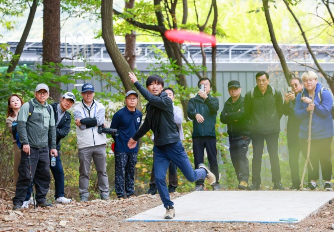 지난 25일 경기도 양주아트밸리 디스크골프장에서 열린 제1회 양주아트밸리디스크골프 챔피언쉽 대회 남자 프로부문에서 우승한 일본 마나부 카지야마 선수가 티샷을 하고 있다.   사진=크라운해태