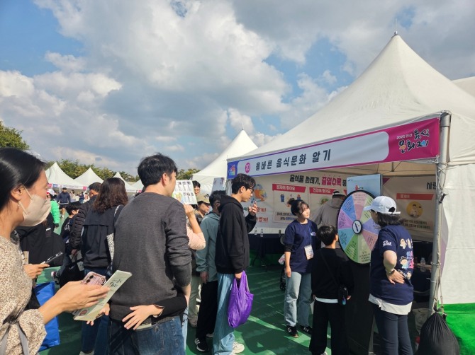 지난 25일 화랑유원지 일원에서 진행된 음식문화제에 참여하는 관람객의 모습. 사진=안산시