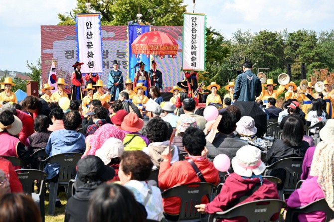 지난 25일 열린 안산읍성문화예술제에서 정조대왕 능행차가 재현되고 있다. 사진=안산시