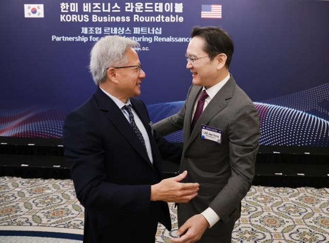 이재용 삼성전자 회장이 8월 미국 워싱턴 윌라드 호텔에서 열린 한미 비즈니스 라운드테이블 리셉션에 참석해 젠슨 황 엔비디아 최고경영자(CEO)와 포옹하고 있다. 사진=연합뉴스