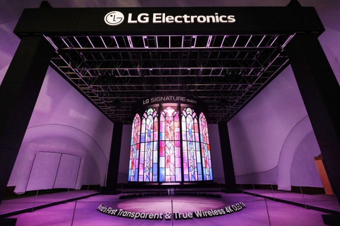 현존하는 가장 진화한 TV 기술을 집약한 세계 최초의 무선∙투명 TV 'LG 시그니처 올레드 T' 28대로 구성한 초대형 샹들리에의 모습. 사진=LG전자