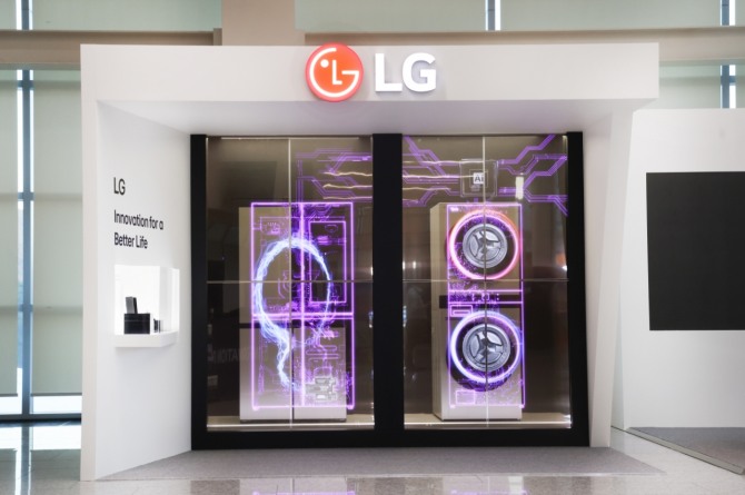 LG전자가 2025년 아시아태평양경제협력체(APEC) 정상회의를 기념해 28일부터 경주엑스포대공원에서 펼쳐지는 K-테크 쇼케이스에 선보인 AI코어테크. 투명 올레드 사이니지 뒤에 워시타워와 냉장고 제품을 배치하고 투명한 화면 위에서 실제 제품과 영상을 매칭해 냉장고의 ‘인버터 리니어 컴프레서’, 워시타워의 ‘AI DD모터’ 등에 적용된 차별화된 AI 코어테크를 연출했다. 사진=LG전자