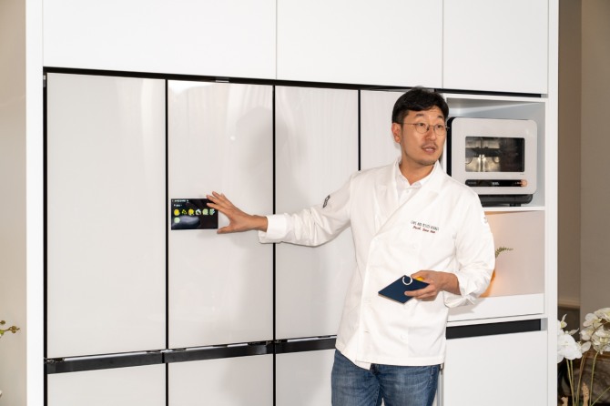 박준우 셰프가 '라 리스트(La Liste) 2026' 시상식에 마련된 삼성전자 AI 가전 전시에서 '비스포크 AI 하이브리드 키친핏 맥스'의 기능을 시연하고 있다. 사진=삼성전자