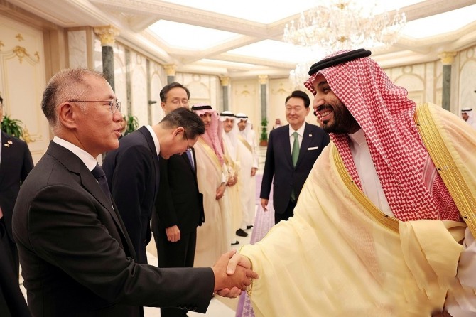 정의선 현대차그룹 회장이 지난 2023년 사우디아라비아 리야드의 야마마궁에서 한·사우디 확대회담을 마치고 오찬장으로 향하는 무함마드 빈 살만 빈 압둘아지즈 알 사우드 왕세자 겸 총리와 악수하고 있다. 사진=연합뉴스