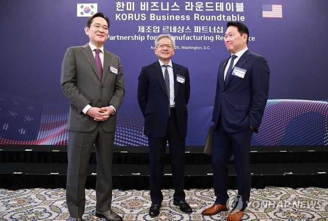 이재용 삼성전자 회장과 최태원 대한상공회의소 회장 겸 SK그룹 회장이 지난 8월 미국 워싱턴DC 윌라드 호텔에서 열린 한미 비즈니스 라운드 테이블 리셉션에서 젠슨 황 엔비디아 최고경영자(CEO)와 대화하고 있다. 사진=연합뉴스