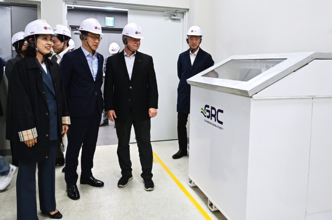 (앞줄 왼쪽부터)남재인 SK엔무브 Green성장본부장, 이재성 LG전자 ES사업본부장, 피터 폴린 GRC CEO가 LG전자 칠러사업장 내 AI 데이터센터 전용 테스트베드에 설치된 액침냉각 솔루션을 둘러보고 있다. 사진=LG전자