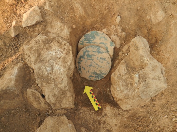 청동 거울 출토 전경, 전시 유물 인화-강화 도로구간 문화유적. 사진= 기호문화유산연구원