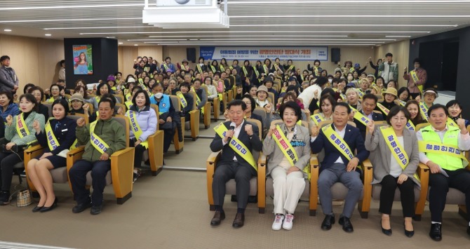 28일 박승원 광명시장이 한국폴리텍대학 광명융합기술교육원 강당에서 열린‘광명안전단’발대식에 참석해 기념사진을 촬영하고 있다. 사진=광명시