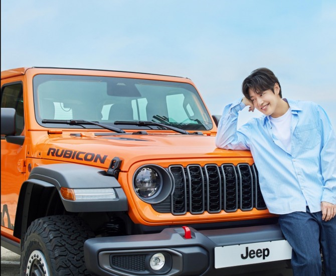 강하늘과 지프 랭글러 4도어 루비콘 모델 사진=스텔란티스코리아
