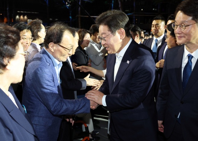 이재명 대통령이 이해찬 전 대표와 인사하고 있다. 사진=뉴시스