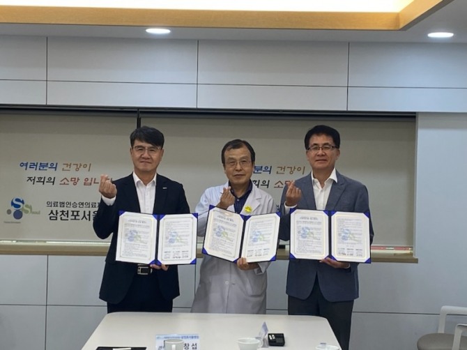 한국남동발전 윤장현 삼천포발전본부장(왼쪽 첫번째) 등 참여자들이 삼천포서울병원에서 근로자 건강증진을 위한 의료서비스 협약을 체결하고 있다. 사진=남동발전