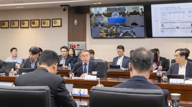 김준동 한국남부발전 사장이 28일 부산 본사에서 ‘2026년도 예산안 대토론회’를 개최, 임직원들과 함께 2026년 예산안에 대한 주요 심의 방향을 논의하고 있다. 사진=남부발전