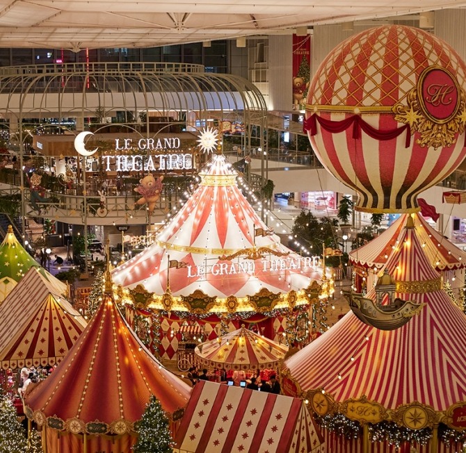 2024년 연말, 더현대서울이 '움직이는 대극장'을 주제로 선보인 크리스마스 컨셉. 사진=더현대서울 공식SNS