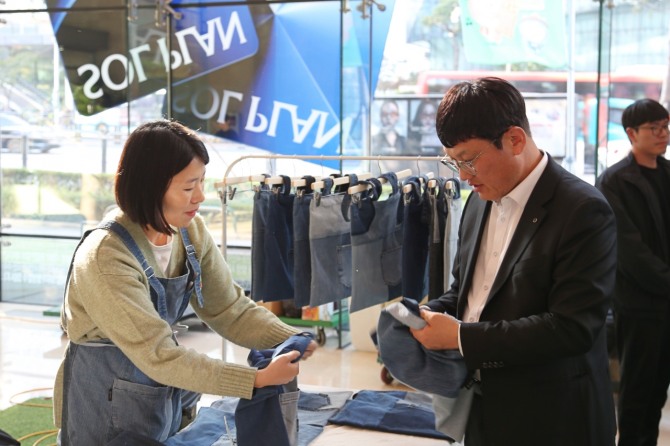 박창훈 신한카드 사장이 행사에 참석해 물품을 구매하고 있다. 사진=신한카드 제공