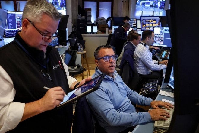 뉴욕 주식 시장의 다우존스 산업평균과 스탠더드 앤드 푸어스(S&P)500 지수가 29일(현지시각) 연내 추가 금리 인하 가능성 퇴색 충격으로 4거래일 만에 사상 최고 행진을 멈췄다. 사진=로이터