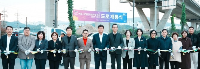 지난 28일 방세환 경기 광주시장을 비롯한 관계자들이 '역동~양벌 간 도로' 개통식서 개통 기념 커팅식을 진행하고 있다. 사진=광주시