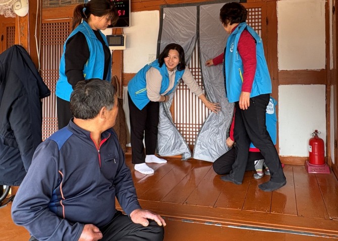 전라남도가 한파와 화재에 취약한 1인 가구 어르신과 장애인 등 위기가구를 보호하기 위해 ‘우리동네 복지기동대’가 함께하는 동절기 위기가구 집중지원 사업을 본격 추진한다.  사진=전남도