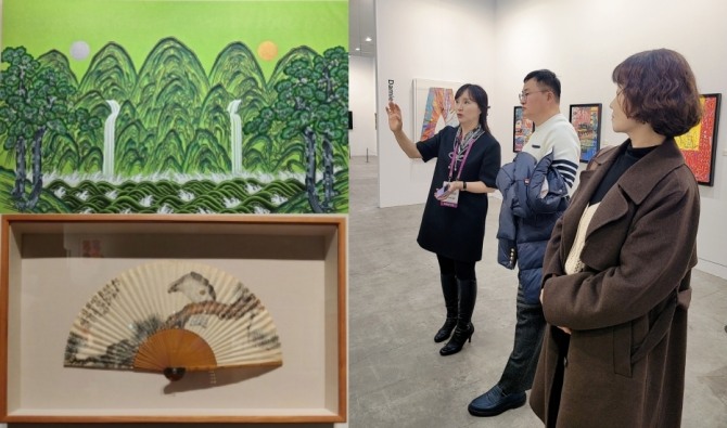 김민경작가 일월오봉도, 심전안중식 웅시도, 박영주 대표가 작품을 설명하고 있다.=사진 피움