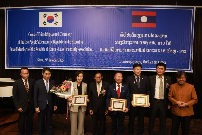 KLFA 임원에 대한 훈장수여(최영석 미국지회장, 이철수 경기지회장, 김선희 홍보위원)