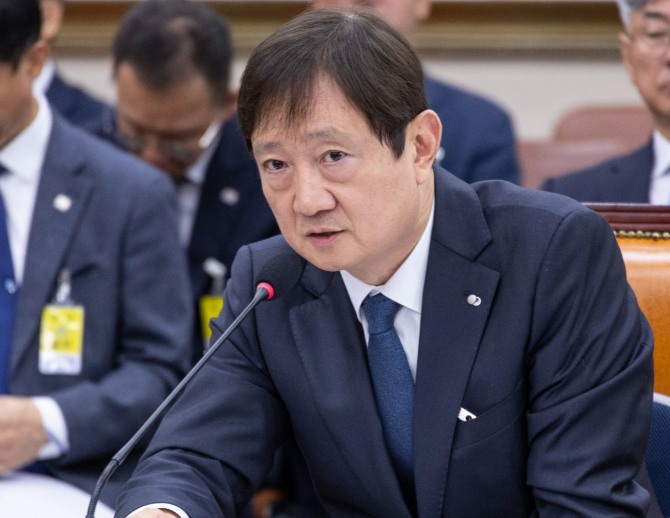 이찬진 금융감독원장이 지난 21일 국회에서 열린 2025년도 정무위원회 국정감사에 출석해 의원 질의에 답하고 있다 사진=연합뉴스