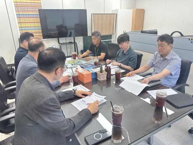 29일 국토안전관리원과 한국건설기술인협회가 기술자 교육 수료 정보 제공 업무 협약을 위해 회의를 하고 있다. (왼쪽부터) 국토안전관리원 국토안전교육원 최상익 팀장, 문동현 원장, 조중훈 실장. 사진=국토안전관리원