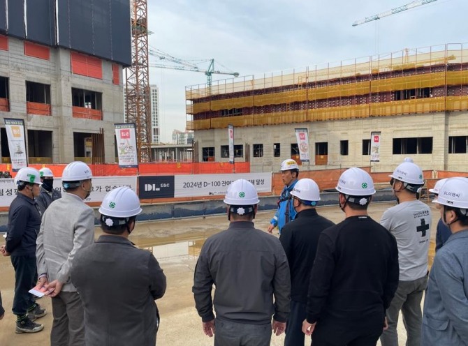 인천도시공사 현장에서 안전관리 강화를 위해 교육하고 있다. 사진=공사