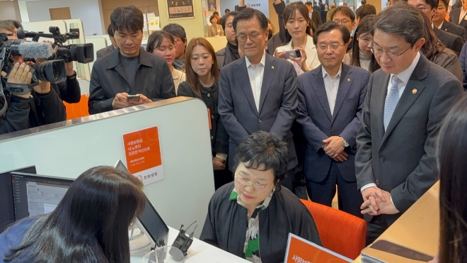 30일 서울 중구 한화생명 시청 고객센터에서 열린 '사망보험금 유동화 서비스 현장 점검'에서 이억원 금융위원장, 권혁웅 한화생명 부회장, 이경근 한화생명 대표이사(오른쪽부터)가 가입 현황을 지켜보고 있다. 사진=이민지 기자