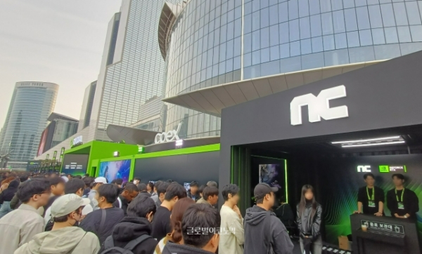 서울 강남 코엑스에서 10월 30일 지포스 게이머 페스티벌이 열렸다. 파트너로 참여한 엔씨소프트의 '아이온 2' 체험 부스에 게이머들이 대거 몰렸다. 사진=이원용 기자