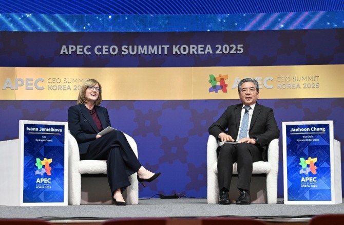 (왼쪽부터)이바나 제멜코바 수소위원회 CEO, 장재훈 현대차그룹 부회장이 APEC CEO 서밋 수소 세션에서 대담을 진행 하고 있다. 사진=현대차그룹