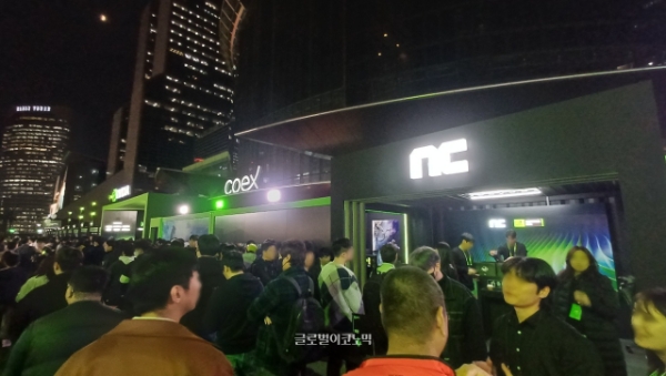 지포스 게이머 페스티벌이 열린 코엑스 광장의 엔씨소프트 '아이온2' 체험 부스에 오후 7시 경 수많은 방문객들이 줄지어 섰다. 사진=이원용 기자