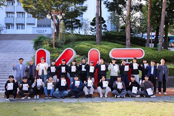 경남정보대 전기과 자격증 취득 학생들과 교수진들이 기념 촬영을 하고 있다. 사진=경남정보대학교