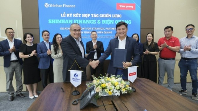 신한 베트남 파이낸스(Shinhan Finance)와 디엔꽝그룹-디엔꽝솔라가 28일 공식적으로 양해각서(MOU)를 체결했다. 사진=신한 파이낸스