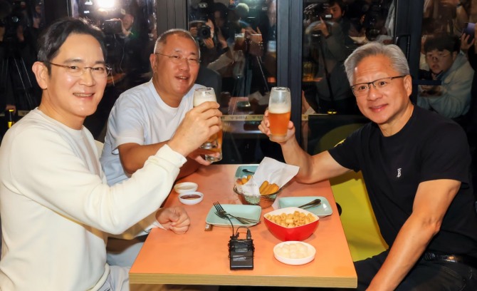 젠슨 황 엔비디아 최고경영자가 30일 서울 삼성동 한 치킨집에서 진행된 이재용 삼성전자 회장, 정의선 현대차그룹 회장과 치맥 회동을 하고 있다. 사진=연합뉴스