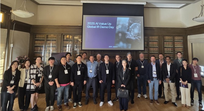 경기도와 경기도경제과학진흥원이 미국 글로벌 밸류업 프로그램 진행 후 단체 기념촬영을 하고 있다. 사진=경기도