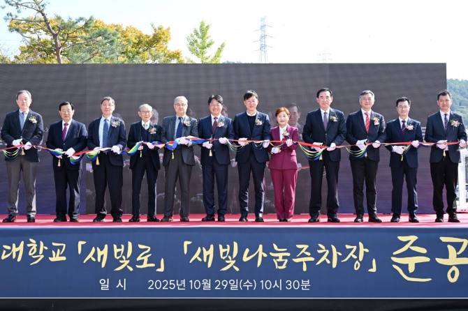 이민근 안산시장(오른쪽 여섯번째)이 지난 29일‘새빛로·새빛나눔주차장 준공 기념식’에서 참석자들과 함께 테이프 커팅을 하고 있다. 사진=안산시