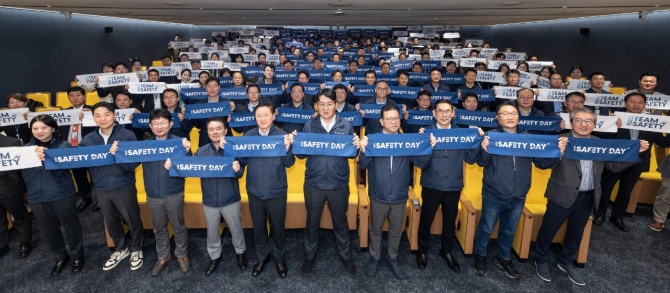 조원태 한진그룹 회장(왼쪽에서 여섯번째), 우기홍 대한항공 부회장(왼쪽에서 다섯번째), 유종석 대한항공 안전보건 총괄 겸 오퍼레이션 부문 부사장(왼쪽에서 네번째) 등 참석 임직원들이 기념촬영을 하고 있다. 사진=대한항공