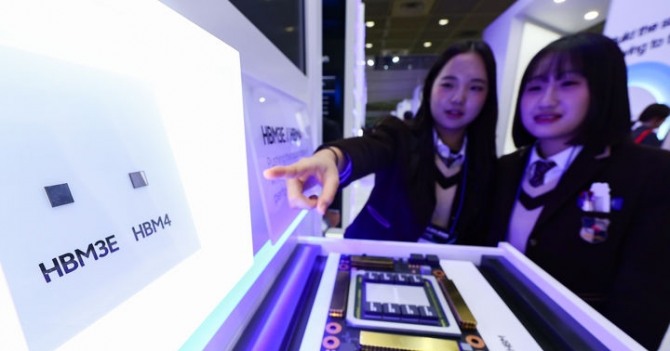 서울 강남구 코엑스에서 지난달 22일 개막한 제27회 반도체대전을 찾은 관람객이 삼성전자의 HBM4를 둘러보고 있다. 사진=뉴시스