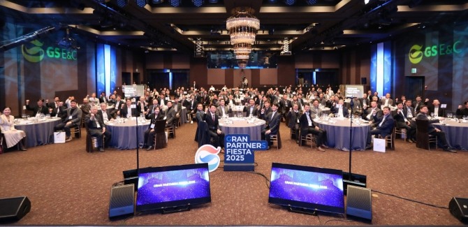 GS건설은 동반성장위원회가 31일 발표한 동반성장지수평가에서 최고 등급인 최우수를 받았다고 밝혔다. GS건설은 이에 따라 5년 연속 동반성장지수 최우수 등급을 유지하게 됐다. 30일 서울 강남구 역삼동 GS타워 아모리스홀에서 열린 GS건설 협력사 상생협력행사인 ‘그랑 파트너스 피에스타’에서 참석자들이 기념촬영을 하는 모습. 사진=GS건설