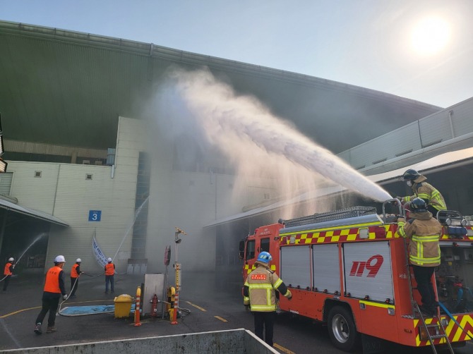 지난 30일 서울시농수산식품공사 강서지사가 소방종합 훈련을 하고 있다. 사진=서울시농수산식품공사
