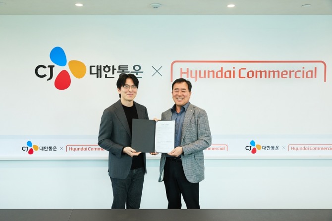 김재완 현대커머셜 산업금융본부장(왼쪽)와 최갑주 CJ대한통운 더운반그룹장가 30일 현대커머셜 본사에서 진행된 협약식에서 기념 촬영을 하고 있다. 사진=현대커머셜 제공