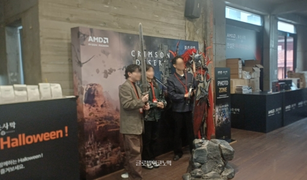 서울 홍대거리 DRC에서 AMD·붉은사막 팝업스토어가 열렸다. 팝업스토어 포토존에서 방문객들이 기념 촬영을 하고 있다. 사진=이원용 기자
