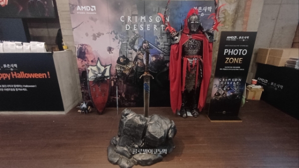 AMD·붉은사막 팝업스토어 포토존의 소품들. 사진=이원용 기자