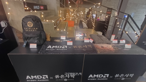 붉은사막 가방과 장패드, 담요 등 굿즈들을 만나볼 수 있다. 사진=이원용 기자