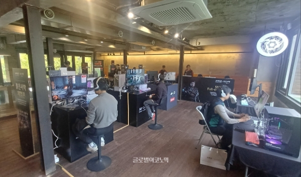 팝업스토어 2층에 마련된 붉은사막 시연 공간에서 방문객들이 게임을 체험하고 있다. 사진=이원용 기자