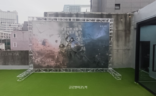 팝업스토어 테라스에 설치된 붉은사막 포토존. 사진=이원용 기자